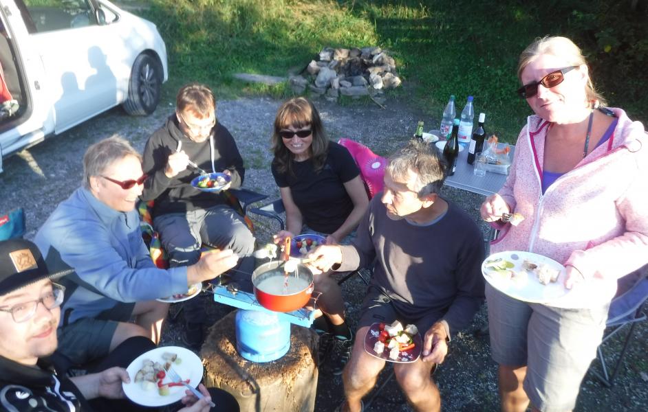 Käsefondue essen am Campingplatz
