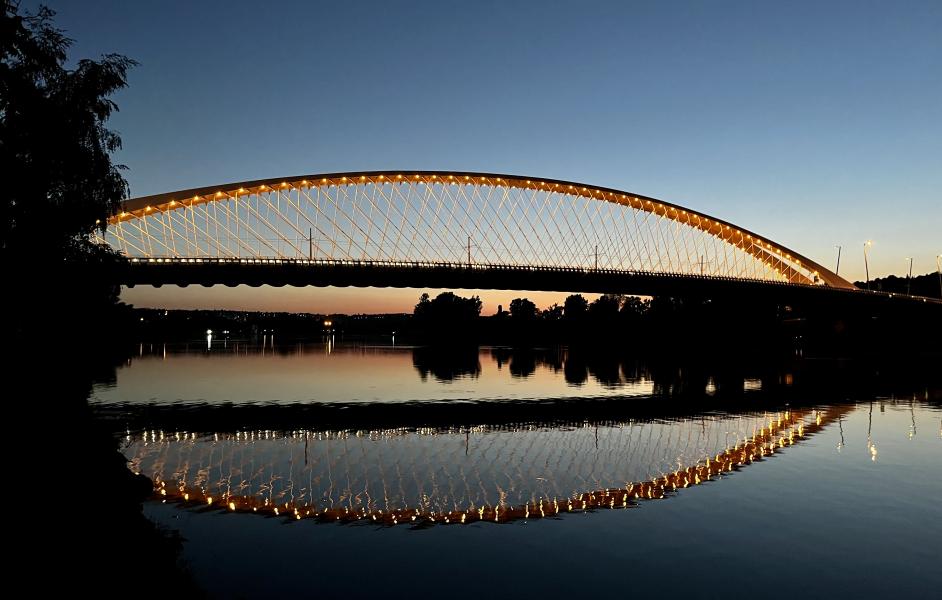 Moderne Brücke in  der Nacht