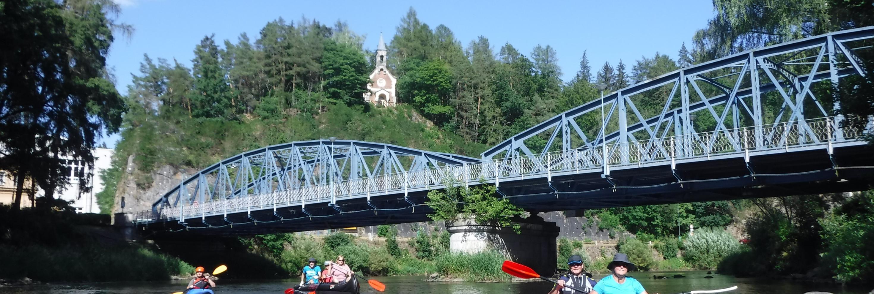 Paddler vor der Brücke in Kyselka