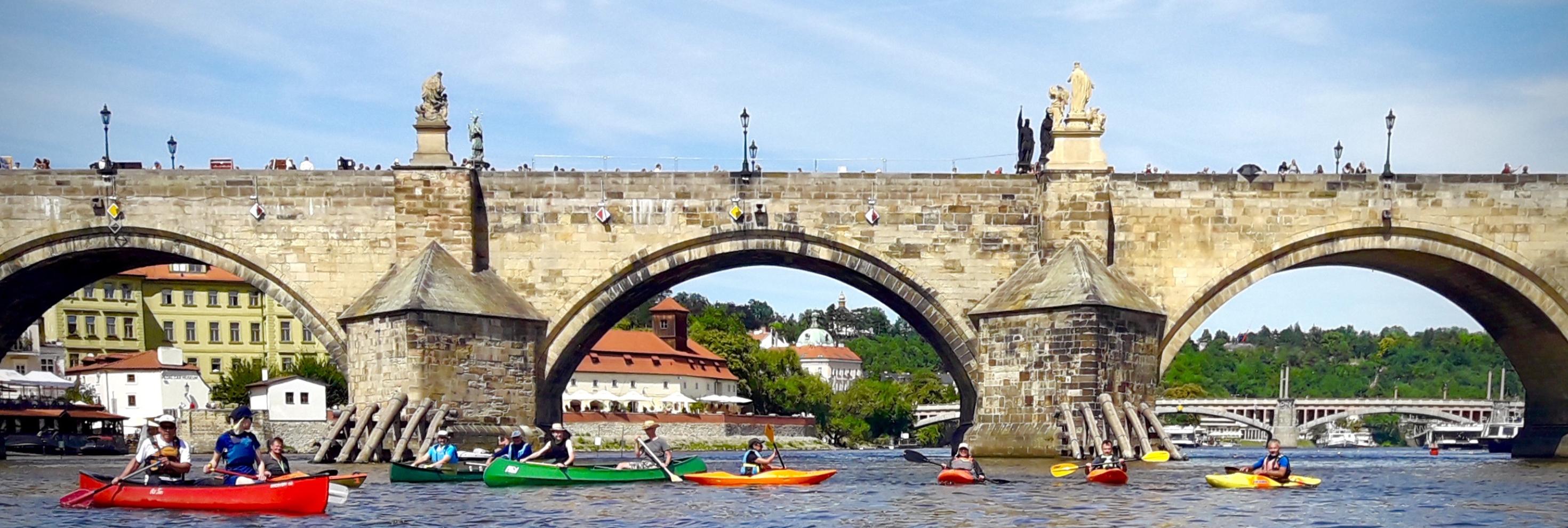 Paddler an der Karlsbrücke in Prag