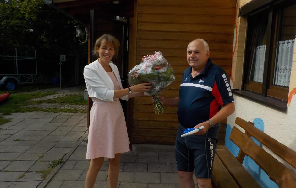 Eva Döhla überreicht Blumenstrauss an Karl Schmalz