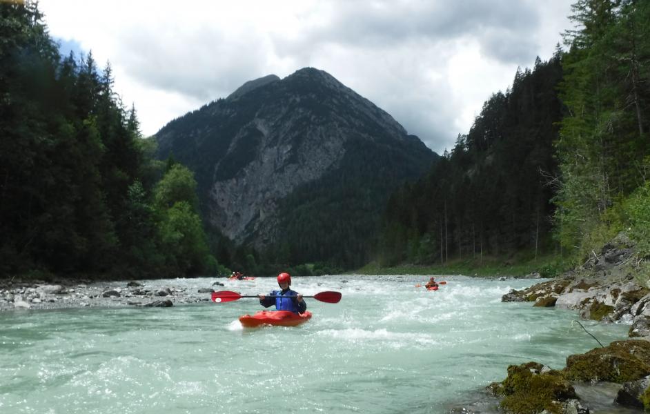 Lech Paddler zwischen den Bergen