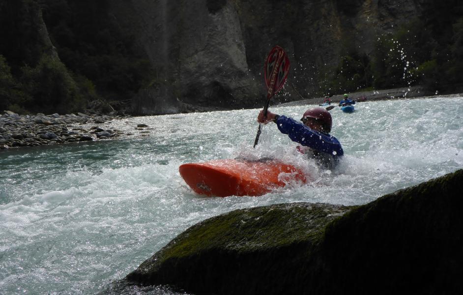 Paddler im Wildwasser, Spritzig