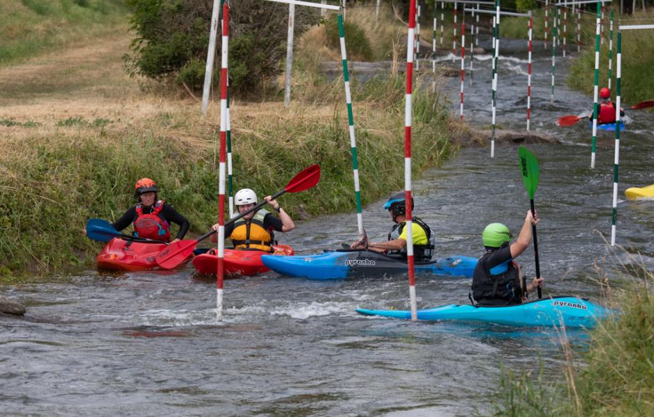 Paddeler beratschlagen auf dem Wildwasserkanal in Sömmerda 2025