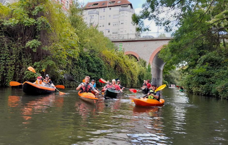 Gruppe Paddler im Stadtgebiet Leipzig