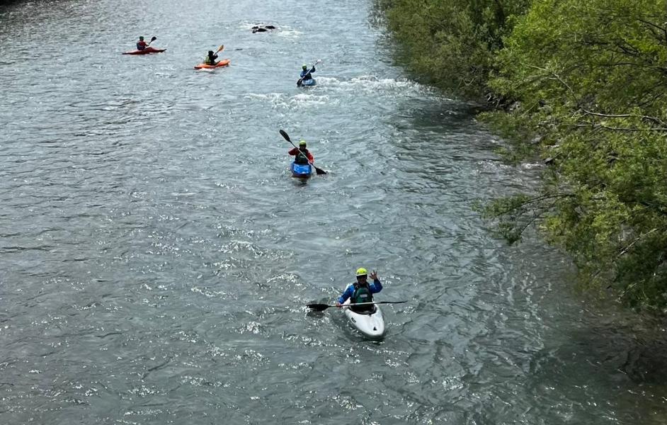 Luftaufnahme mit Paddler auf dem Wasser