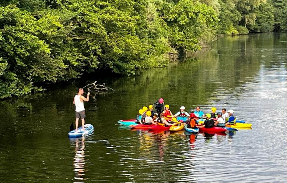 Kanuten und SUP Paddler auf der Saale