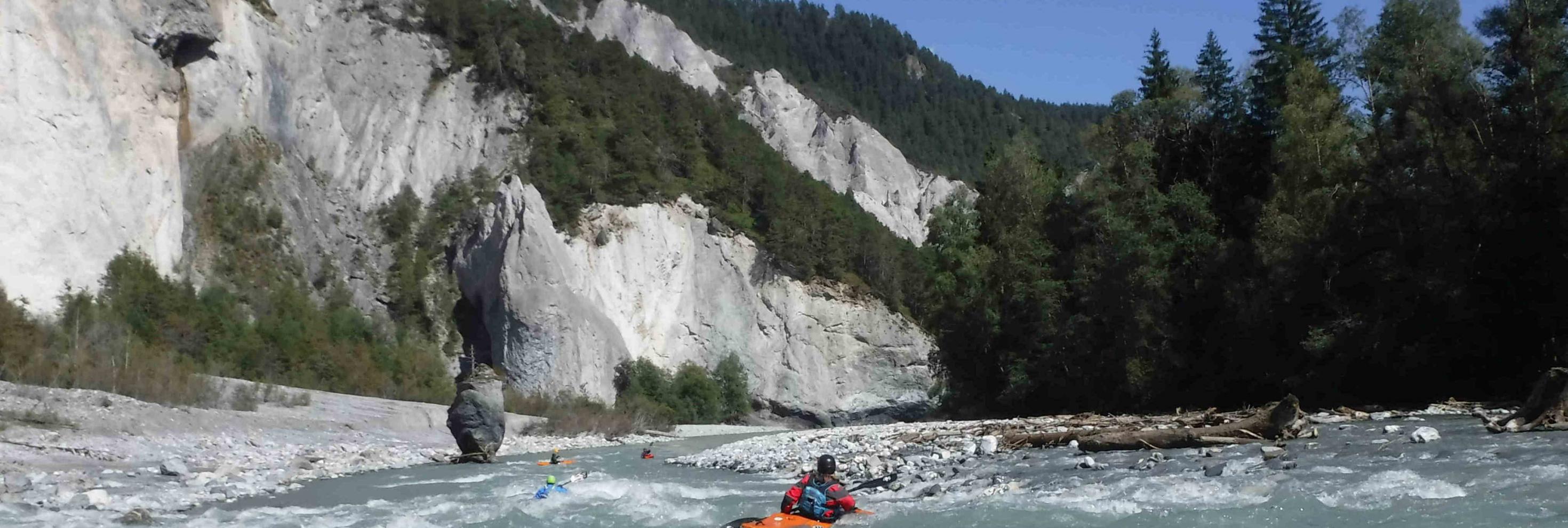 Paddler mit Felswand