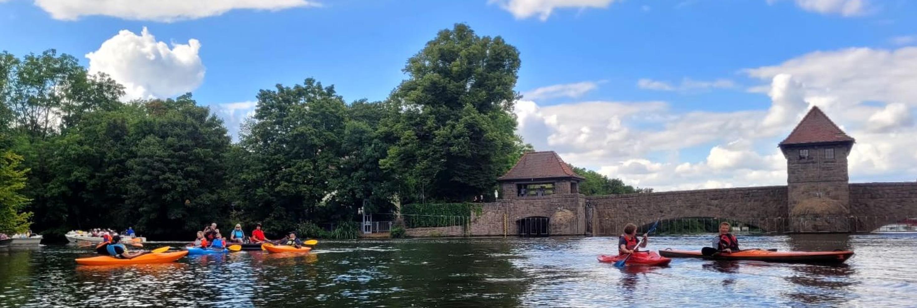 Paddler vor der Brücke