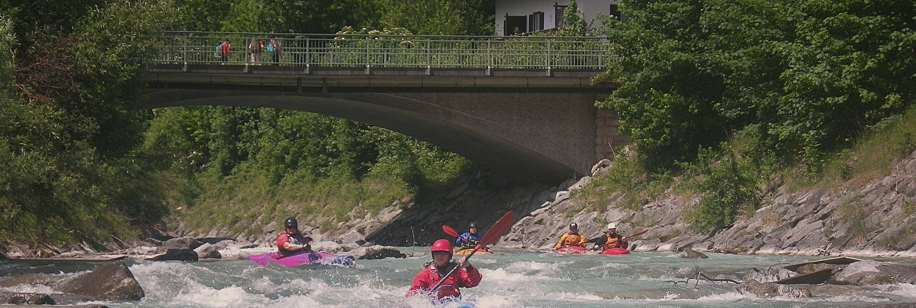 Paddler unter der Brücke Mittenwald