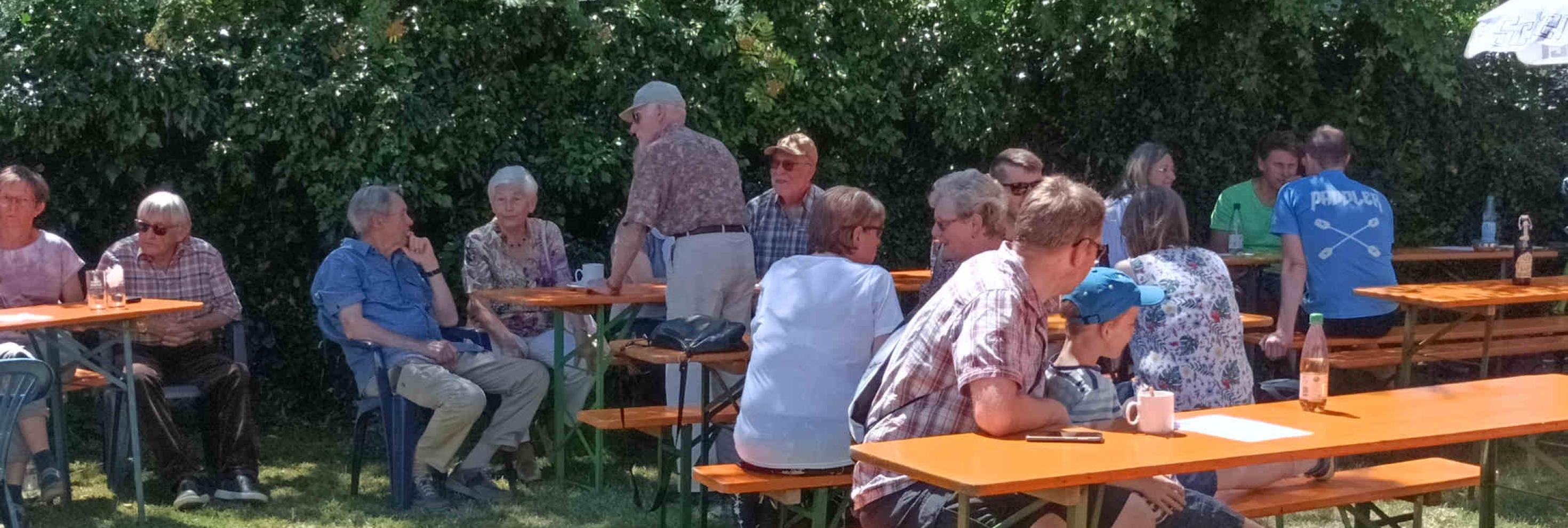 Festteilnehmer genießen den Kuchen