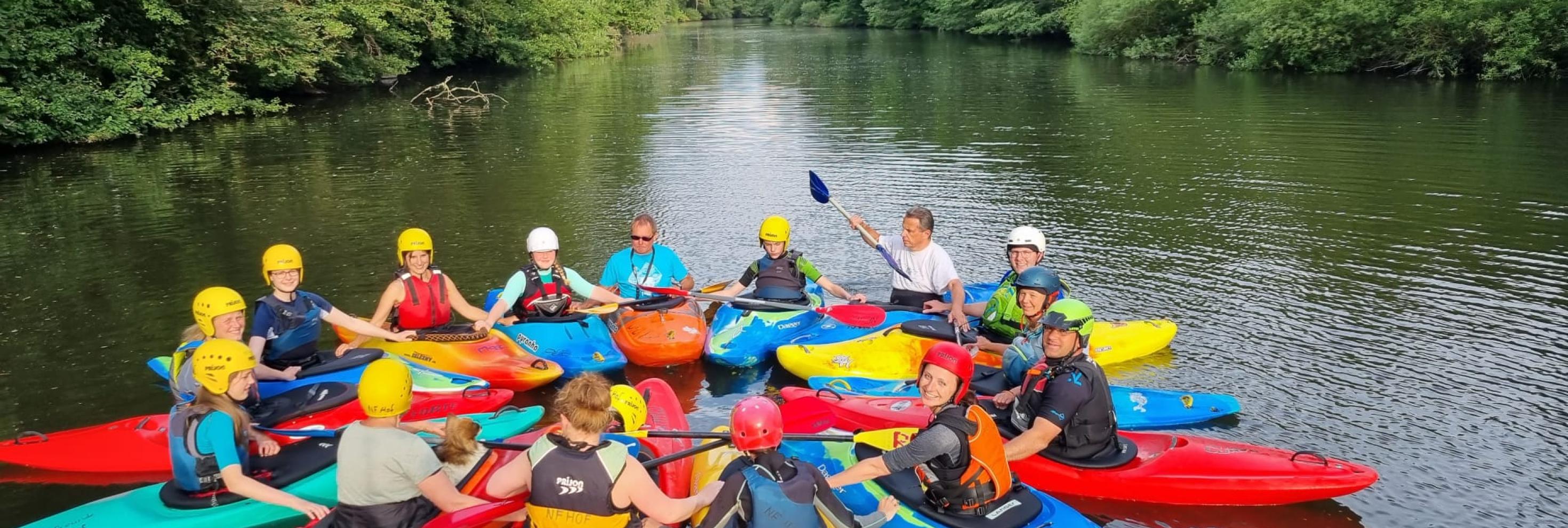 Bootskreis auf der Saale