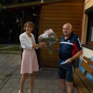 Eva Döhla überreicht Blumenstrauss an Karl Schmalz