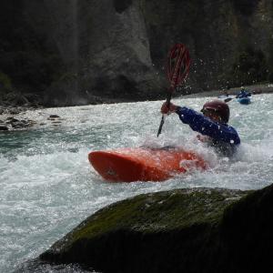 Paddler im Wildwasser, Spritzig
