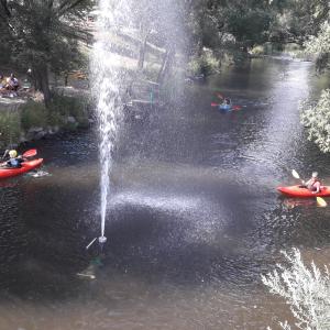 Saale in Hof mit Springbrunnen
