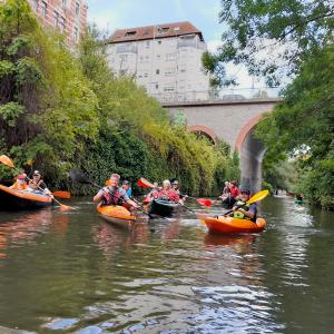 Gruppe Paddler im Stadtgebiet Leipzig