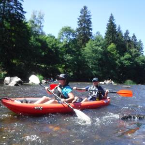 Ehepaar in Kanadier auf der Eger
